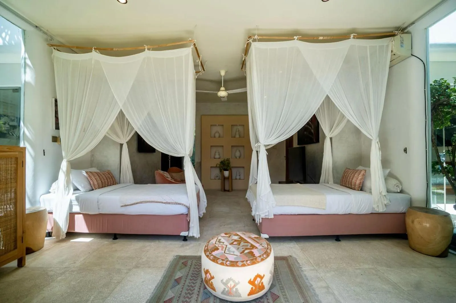 Tropical Villa Batik - Large Garden & Pool, Concierge! 3Mins To Beach, Clubs, Cafes سمينياك 0*,  إندونيسيا