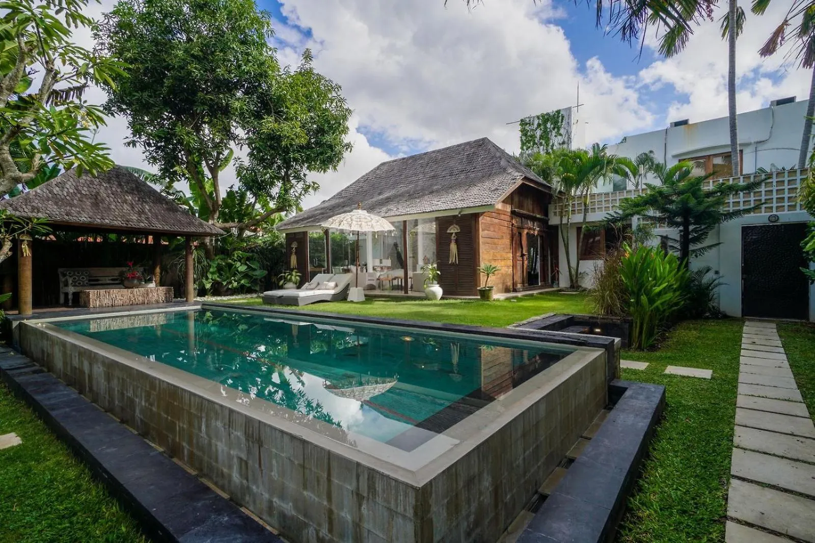 Tropical Villa Batik - Large Garden & Pool, Concierge! 3Mins To Beach, Clubs, Cafes سمينياك