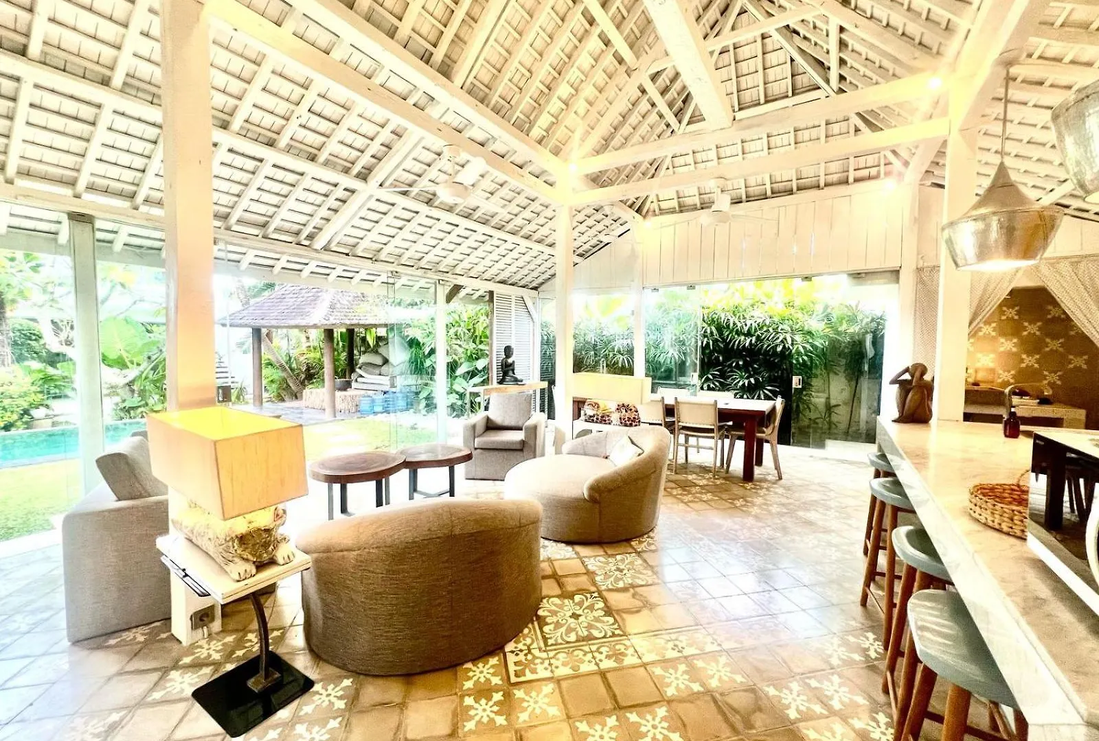 Tropical Villa Batik - Large Garden & Pool, Concierge! 3Mins To Beach, Clubs, Cafes سمينياك 0*,  إندونيسيا