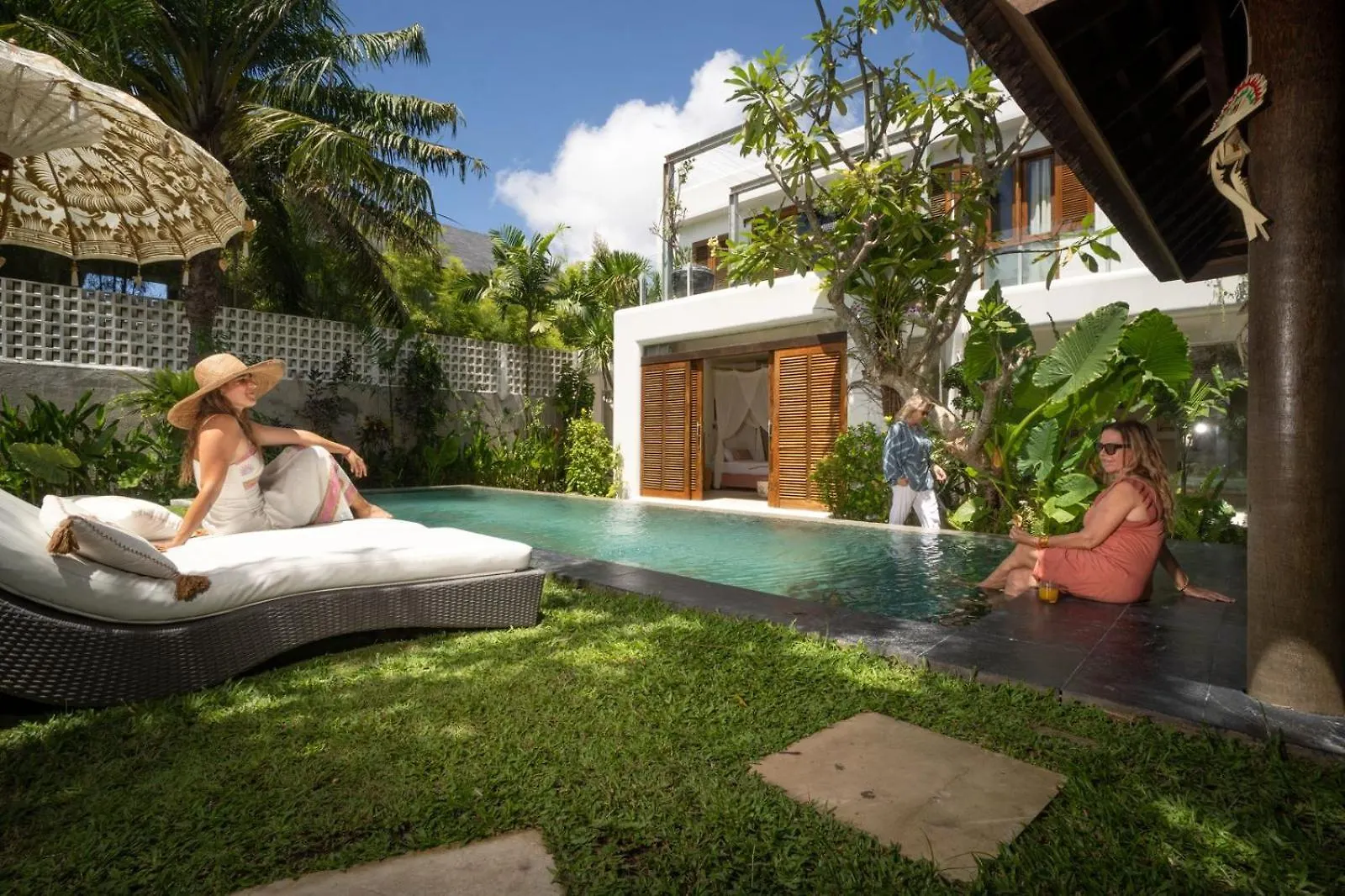 Tropical Villa Batik - Large Garden & Pool, Concierge! 3Mins To Beach, Clubs, Cafes سمينياك 0*,  إندونيسيا