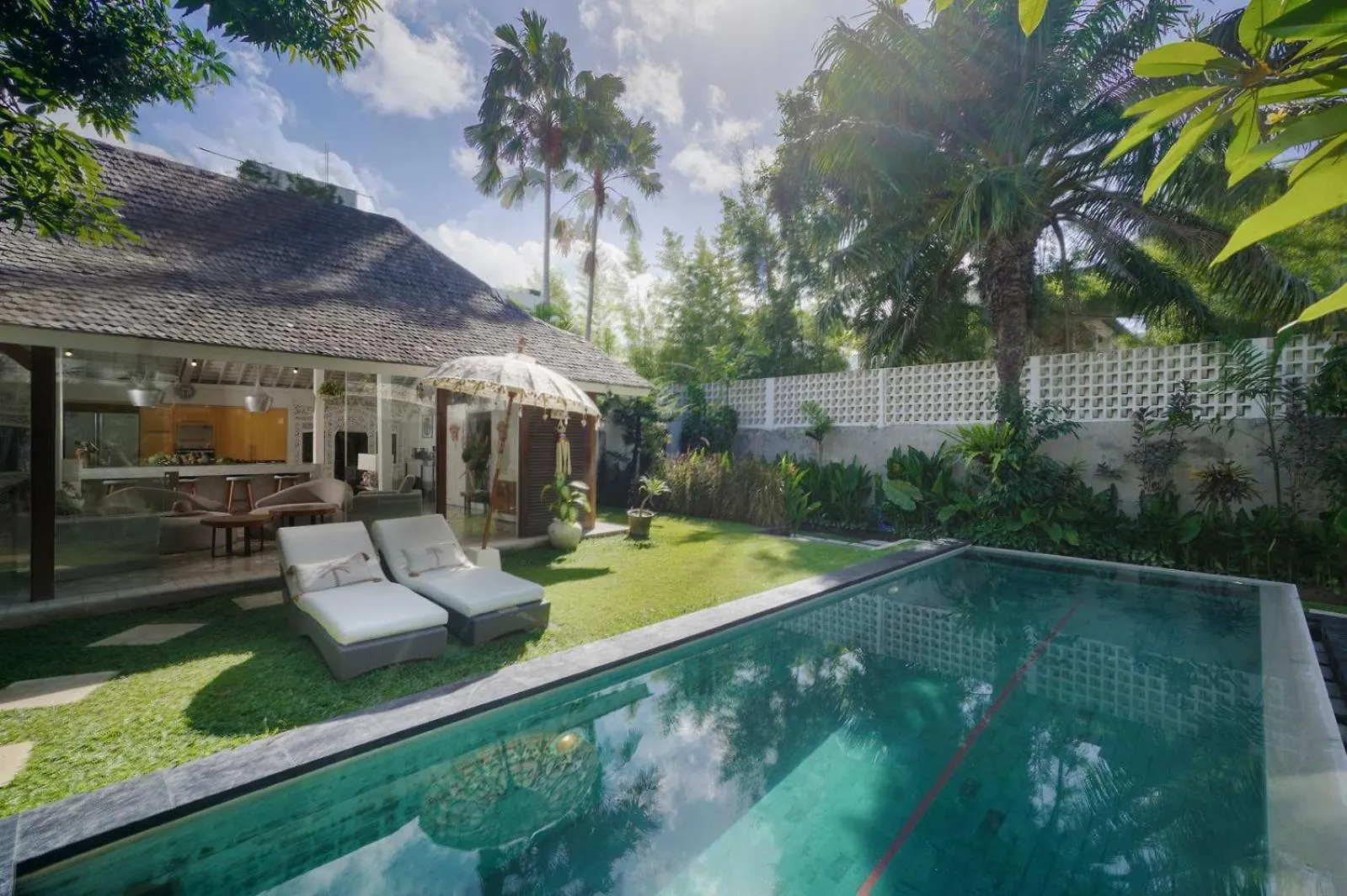 Tropical Villa Batik - Large Garden & Pool, Concierge! 3Mins To Beach, Clubs, Cafes سمينياك
