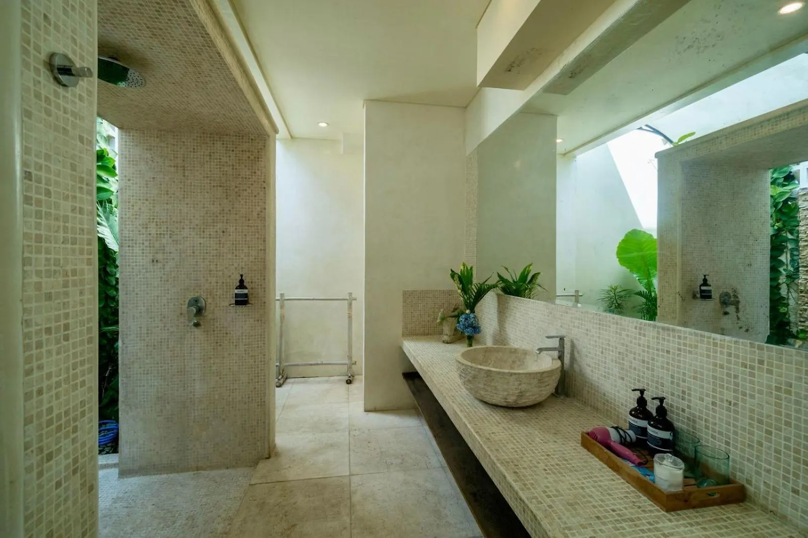 Tropical Villa Batik - Large Garden & Pool, Concierge! 3Mins To Beach, Clubs, Cafes سمينياك