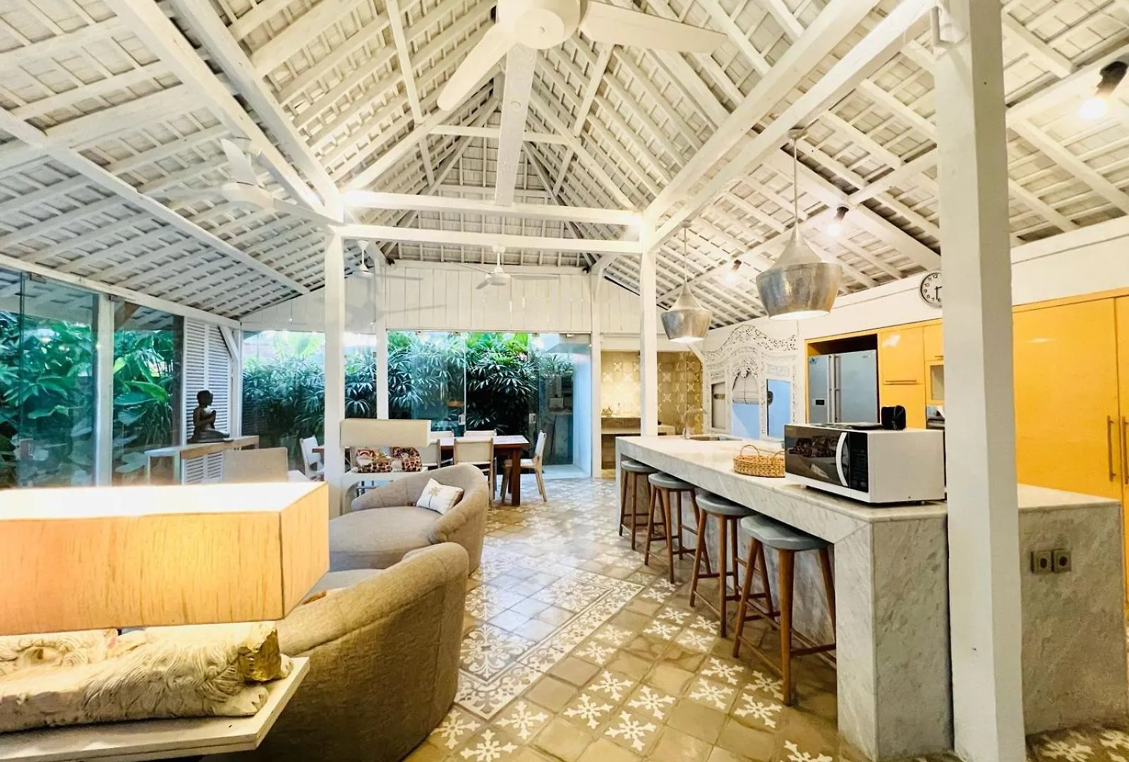Tropical Villa Batik - Large Garden & Pool, Concierge! 3Mins To Beach, Clubs, Cafes سمينياك