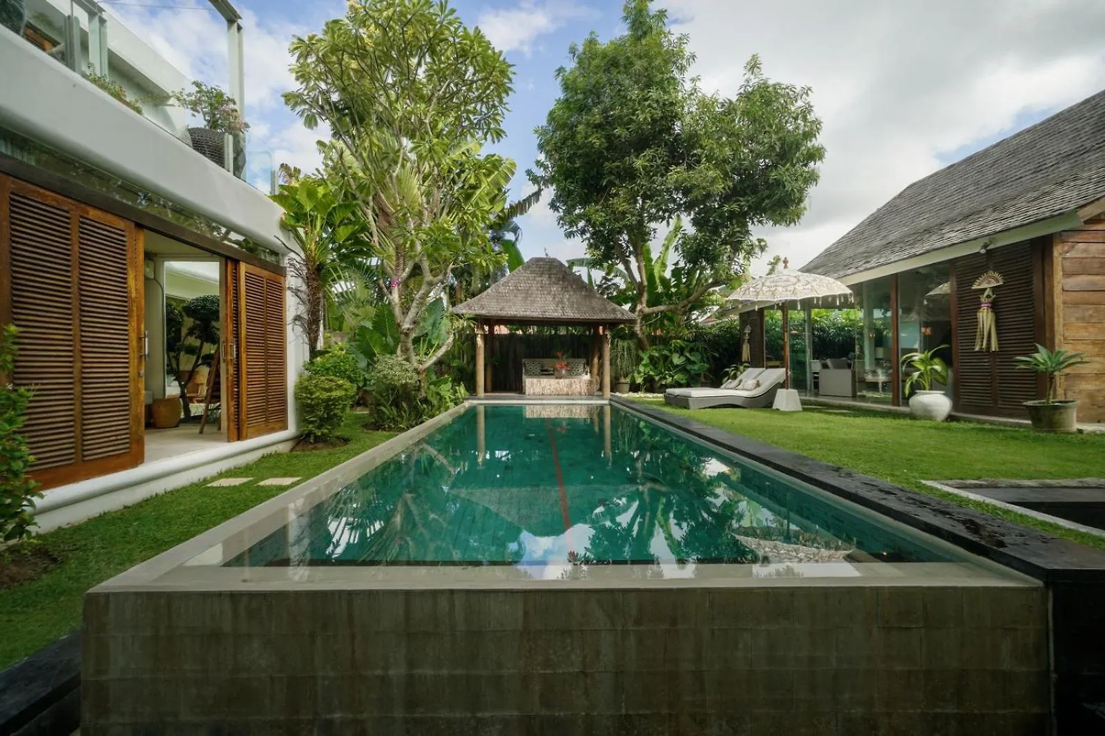 Tropical Villa Batik - Large Garden & Pool, Concierge! 3Mins To Beach, Clubs, Cafes سمينياك