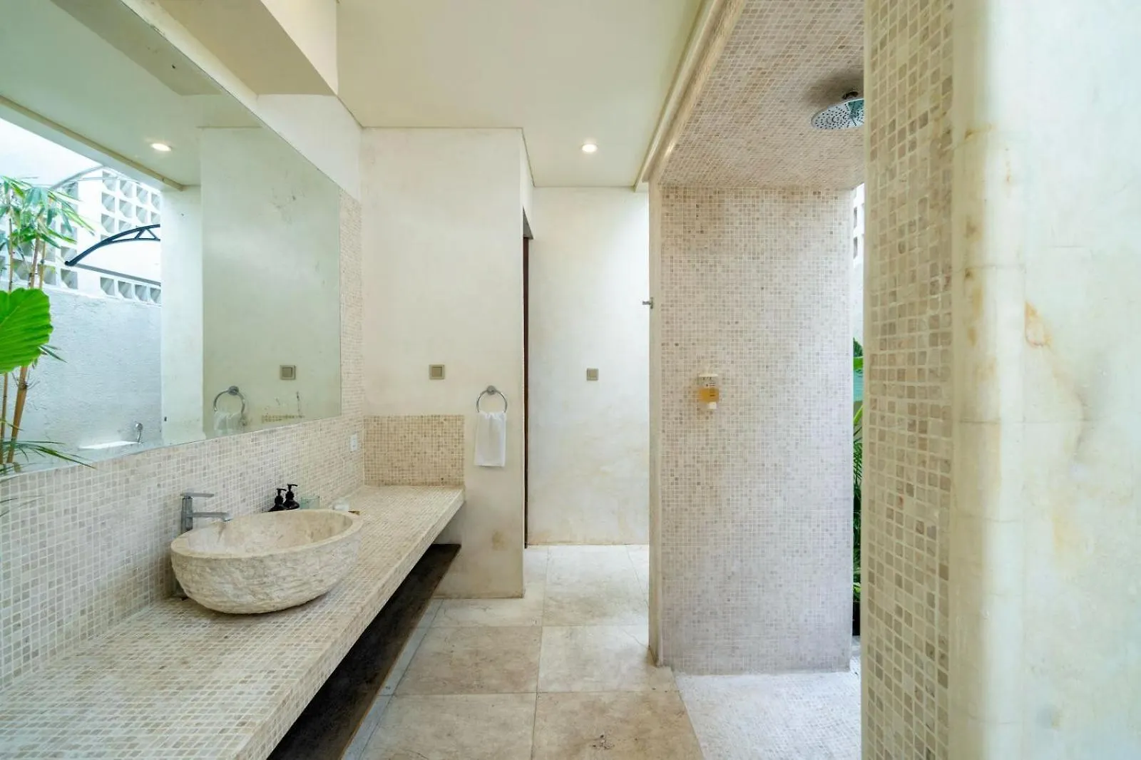סמיניאק Tropical Villa Batik - Large Garden & Pool, Concierge! 3Mins To Beach, Clubs, Cafes 0*,  אינדונזיה